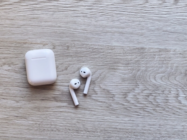 AirPods a nabíjacie puzdro.