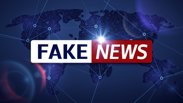 napis fake news falosna spravodajska televizna obrazovka